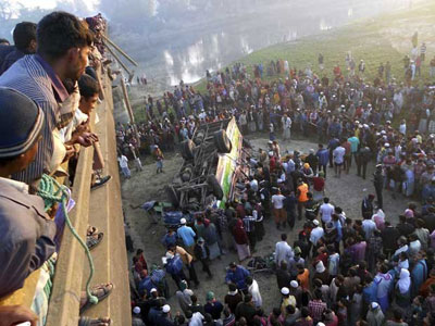 nibus lotado cai de ponte e mata 16 em Bangladesh