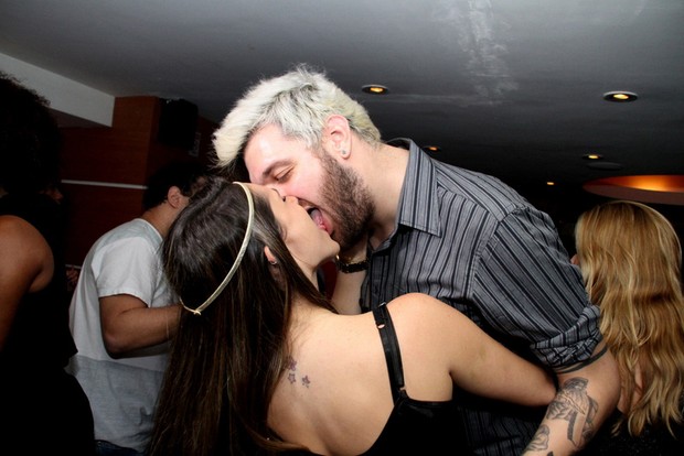 Ex-BBB Cssio reafirma sua sexualidade com beijao em mulher