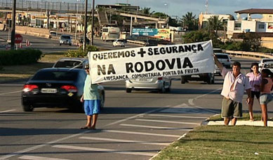Moradores fecham Rodovia do Sol em protesto, na Grande Vitria