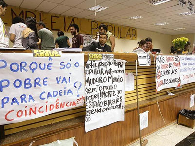 Ocupantes da CLDF deixam Plenrio da Cmara do DF