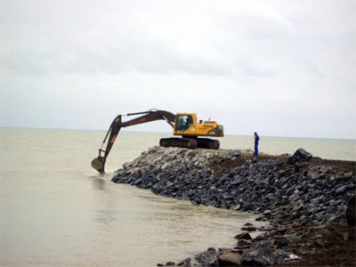 Obras de recuperao da Praia Central de Maratazes atraem ateno de populares