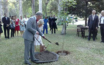 Prncipe Charles e duquesa Camilla visitam o Jardim Botnico
