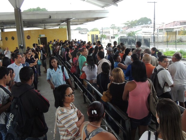 Segundo dia de greve comea com atrasos e chuva no Recife e Olinda