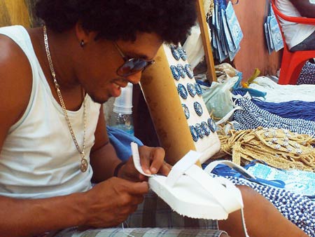 Customizador de abads ajuda folio a ajustar a roupa em Salvador