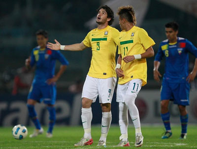 Neymar e Pato acordam, Brasil bate Equador e se classifica