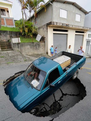 Carro cai em buraco em Itapecerica da Serra, Grande So Paulo