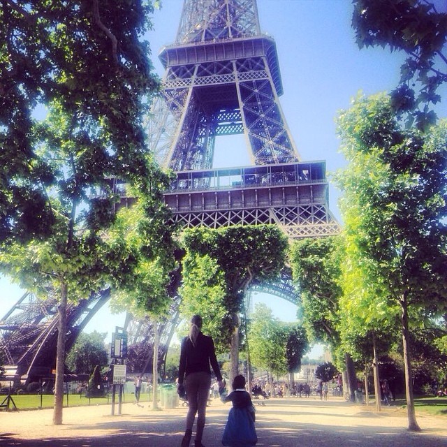 Uau! Grazi Massafera e Sofia visitam a Torre Eiffel