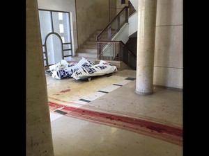 Homens com facas e machados matam fiis sinagoga de Israel