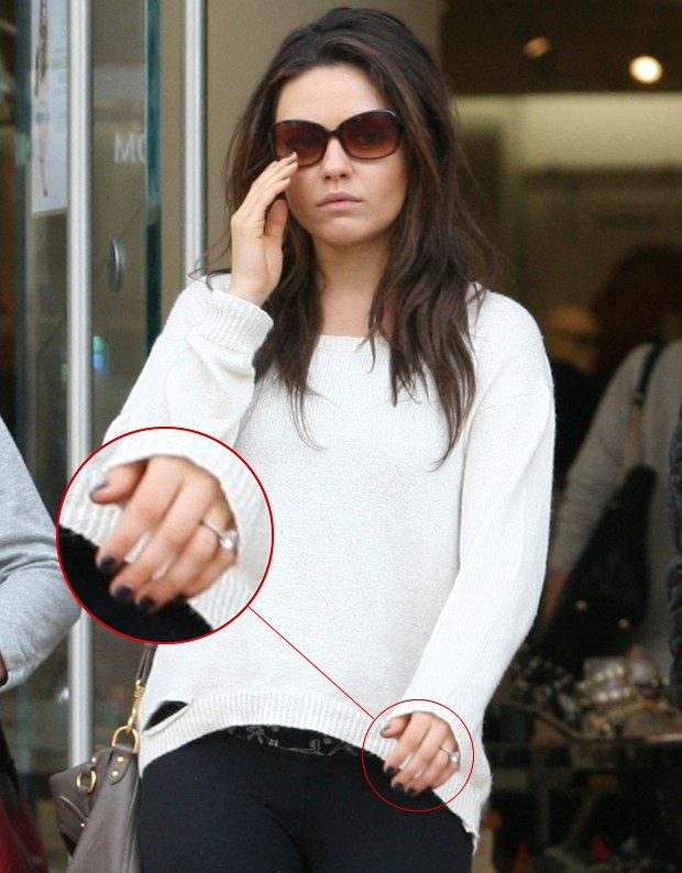 Mila Kunis aparece com anel enorme e refora boatos de noivado
