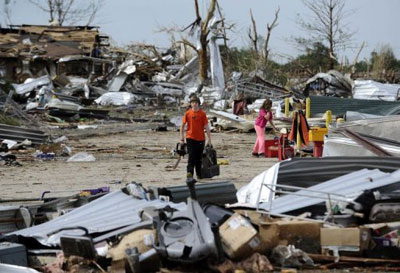 Moradores de cidade devastada por tornado tentam iniciar reconstruo
