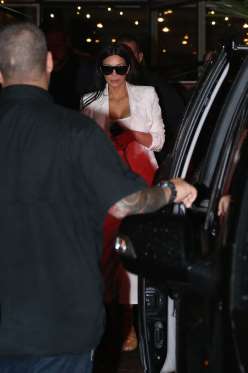 Kim Kardashian sai para jantar com as amigas em So Paulo