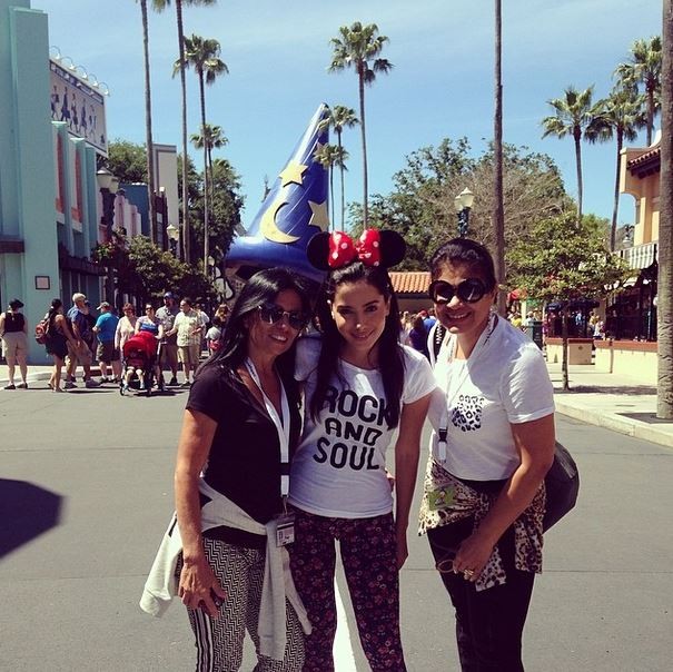 Com me e madrinha, Anitta se diverte na Disney: 