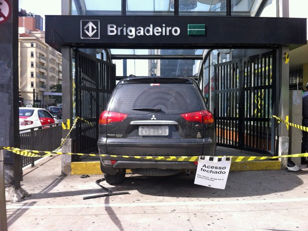 Carro invade estao de metr na Avenida Paulista, em So Paulo