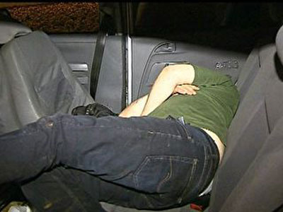 Motorista embriagado bate carro no DF e vai dormir no banco de trs