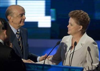 bolinha de papel vira polmica entre Serra e Dilma 