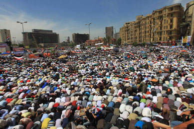Multido de egpcios faz protesto pela retirada de militares do poder