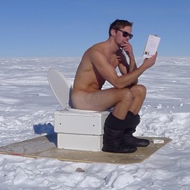 Brrr! Alexander Skarsgard enfrenta frio de -30C e surge nu no Plo Sul