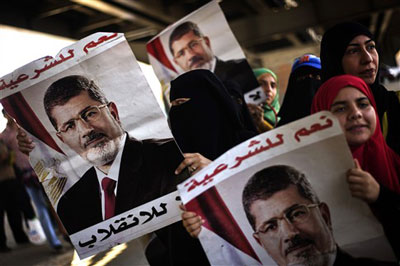 Manifestantes pr-Morsi protestam no Egito com iminente ao policial