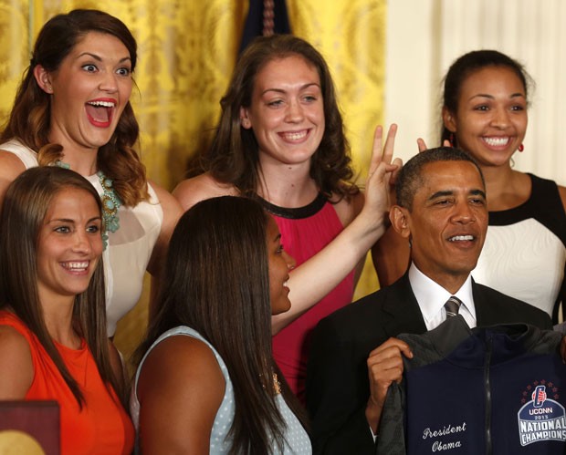 Obama  vtima de pegadinha de atletas e ganha 