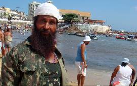 Ssia de Bin Laden pede paz para o mundo em Salvador.
