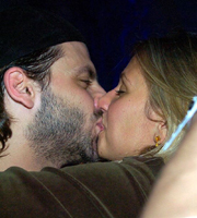 Assumidos: Lusa Mell e Henri Castelli trocam beijos