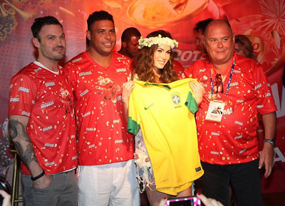 Com coroa de flores, Megan Fox vai a camarote no Rio