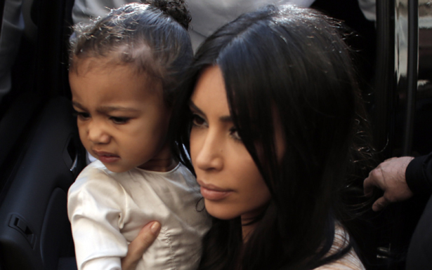 Kim Kardashian e Kanye West levam filha a Jerusalm para bat
