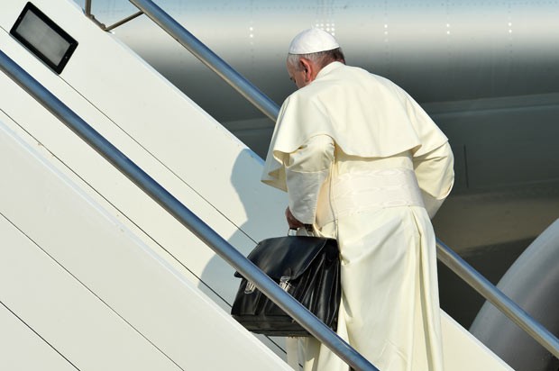 A caminho do Brasil, Papa se diz preocupado com jovens sem trabalho