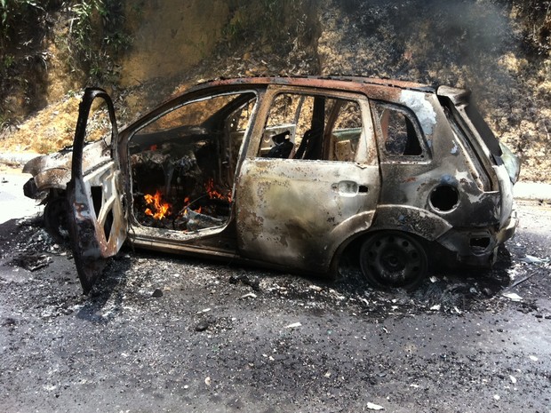 Carro de professora pega fogo dentro do estacionamento da Ufam, no AM