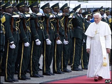 Papa Bento 16 pede que africanos'extirpem' corrupo