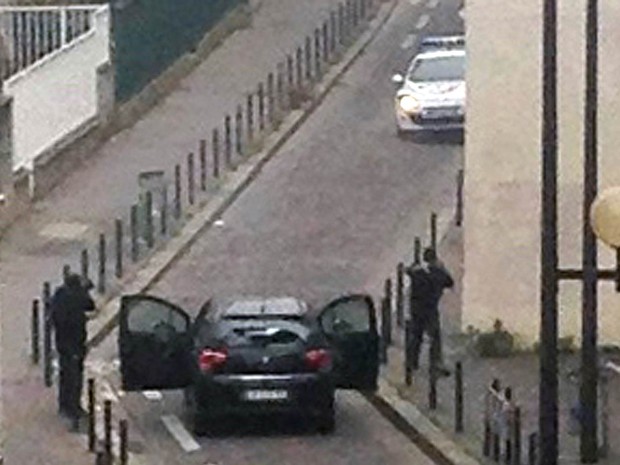Ataque em sede de revista em Paris deixa mortos