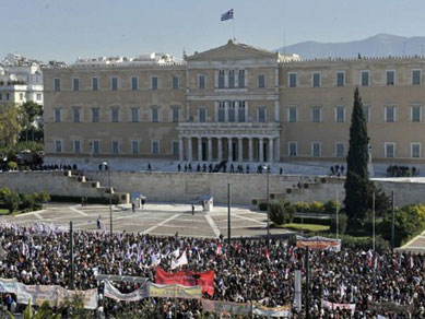 Gregos esperam votao de pacote contra crise em frente ao Parlamento