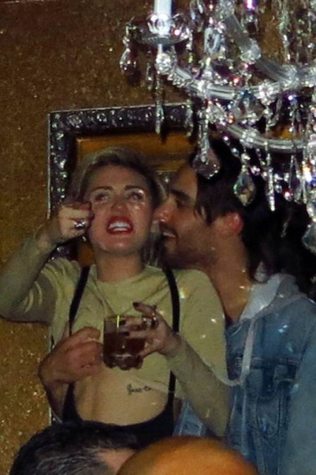Miley Cyrus leva apalpada em festa aps show de Britney Spears, em Las Vegas