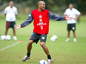 Flamengo anuncia venda do atacante Souza .