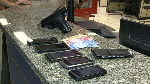 Criminosos armados roubam clientes em bar da Zona Norte do R