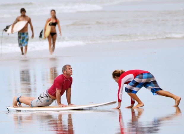 Aos 58 anos, Mel Gibson tem aula de surfe na Costa Rica