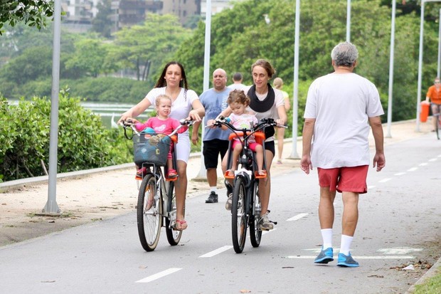Betty Gofman passeia com as filhas gmeas na Lagoa Rodrigo de Freitas