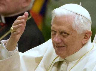 Papa admite erros no levantamento da excomunho de bispo integrista