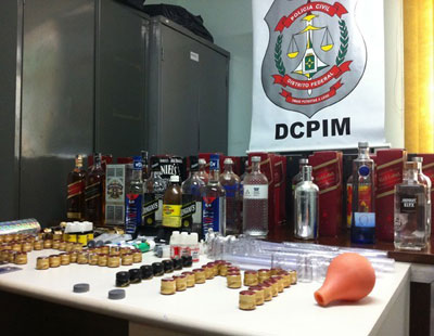 Polcia do DF prende 2 suspeitos de adulterar bebidas alcolicas