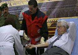 Presidente palestino doa sangue