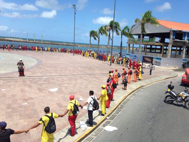 Sem reunio, garis finalizam protesto e seguem em greve no Recife