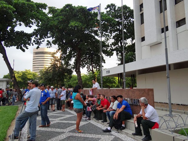 Aps tentativa frustrada de acordo, greve de nibus  mantida no Recife