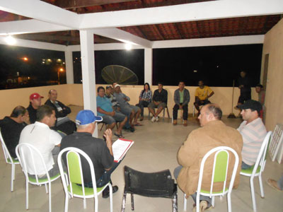 Edgar Piassi participa da reunio da associao dos produtores de abacaxi de Maratazes