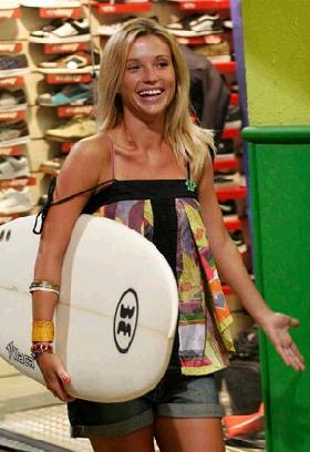 Juliana Didone grava programa em loja de surfe do Rio