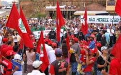 Moradores de cidade catarinense fazem manifestao 