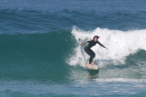Daniele Suzuki mostra desenvoltura com prancha de surfe em praia do Rio
