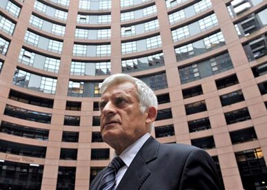Ex-premi da Polnia  eleito presidente do Parlamento Europ