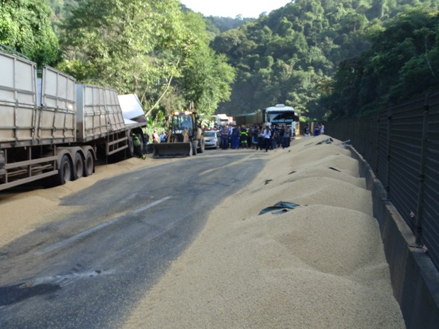 Acidente na Cnego deixa mais de 16 km de congestionamento em Guaruj