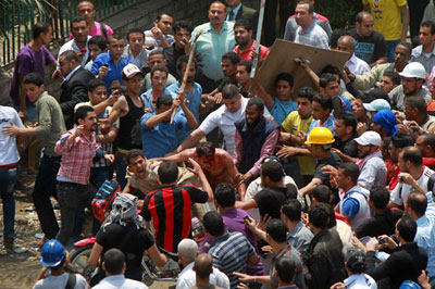 Protesto no Egito por sada de militares tem choque e 12 mortos