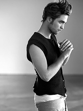 Em ensaio, Robert Pattinson posa com cueca  mostra